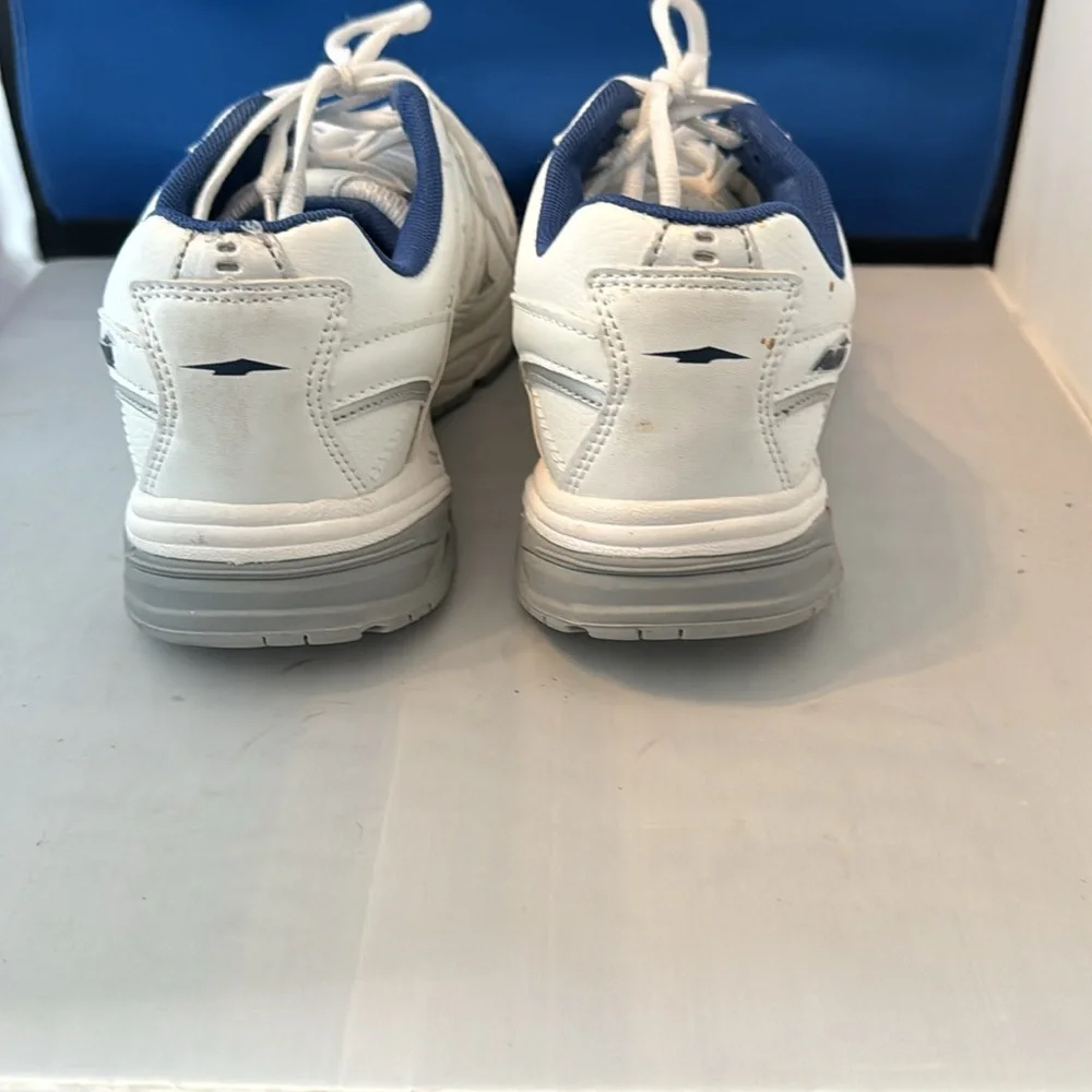 Avis Avi-Verge walking‎ shoes size 9.5 women